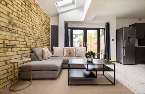 Thornton Apartment | 3 Bed Balcony Flat in Nine Elms