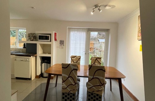 Shephall House | 3-Bed Barnwell Retreat- Sleeps 6, Garden & Parking