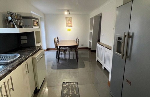 Shephall House | 3-Bed Barnwell Retreat- Sleeps 6, Garden & Parking