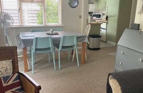 Grimsby Ski Chalet | 3 bed dog friendly Beach House