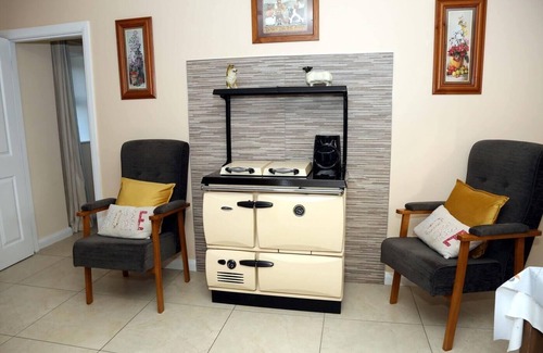 Strabane House | 3 Bed Farmhouse - Sleeps 6 - Wifi - Parking