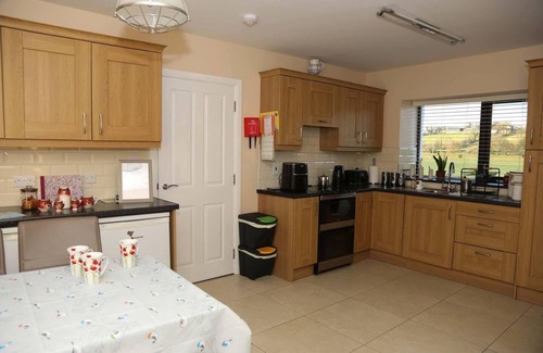 Strabane House | 3 Bed Farmhouse - Sleeps 6 - Wifi - Parking