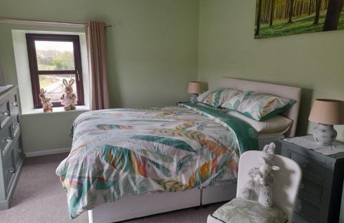 Strabane House | 3 Bed Farmhouse - Sleeps 6 - Wifi - Parking