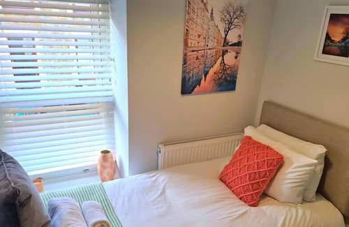 Rhondda House | 3 bed home with garden, valley views, nr Cardif