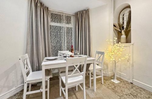 Rhondda House | 3 Bed Home In Tonypandy With Balcony View Room