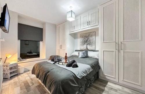 Rhondda House | 3 Bed Home In Tonypandy With Balcony View Room