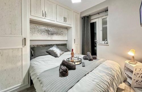 Rhondda House | 3 Bed Home In Tonypandy With Balcony View Room