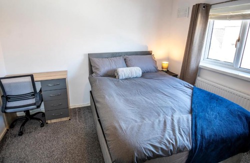 Stoke-on-Trent House | 3 Bed Home - Sleeps 8 - Stoke City fc - Parking