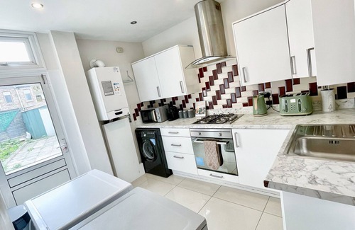 Loxford House | 3 bed home with Free parking & garden - Ilford