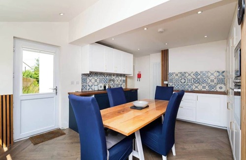 Peebles House | 3 Bed House-Free Parking