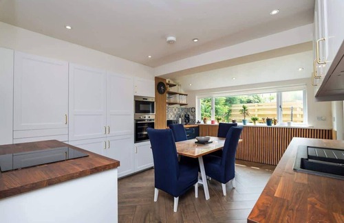 Peebles House | 3 Bed House-Free Parking