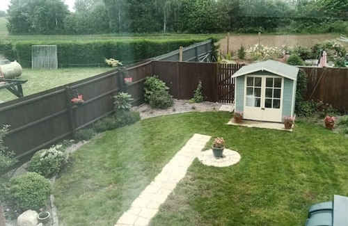 Spalding House | 3 bed house + hot tub in rural retreat. Pet friendly garden & ample parking.