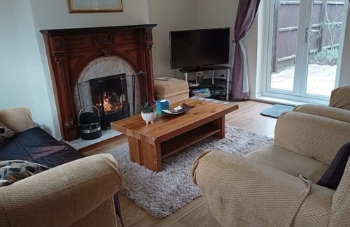 Spalding House | 3 bed house + hot tub in rural retreat. Pet friendly garden & ample parking.