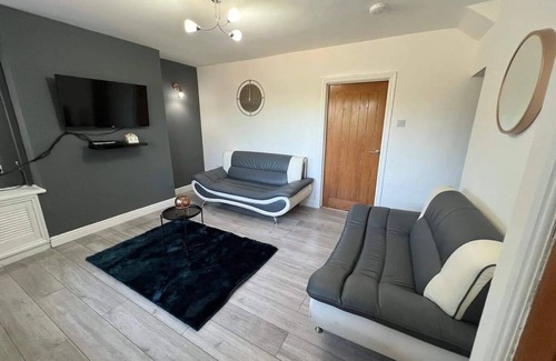 Stonnall House | 3 Bed House, off road parking near to BHX, NEC 15 min from City Centr
