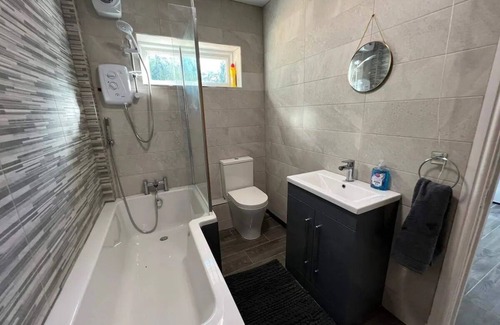 Stonnall House | 3 Bed House, off road parking near to BHX, NEC 15 min from City Centr