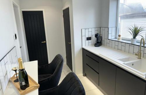 Walsall House | 3-Bed House Sleeps 5 Free Parking
