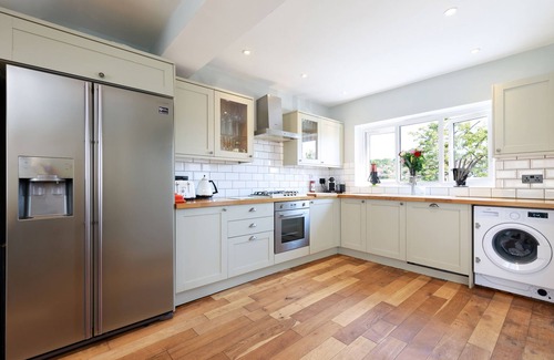 Brighton House | 3 Bed house with games room, hot tub & free parking.