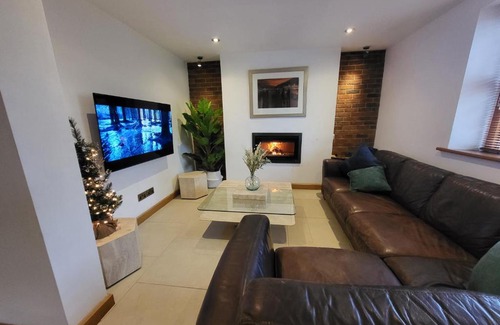 Sketty House | 3 Bed Luxury Cottage With Private Hot Tub