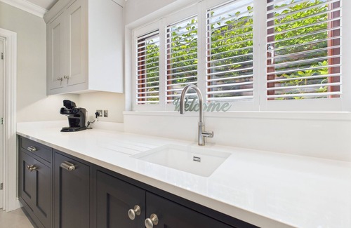 West Byfleet House | 3 Bed Luxury Family Home, with Self-Check in & Direct Train to London