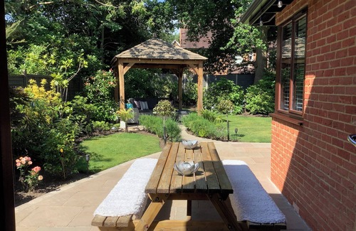 West Byfleet House | 3 Bed Luxury Family Home, with Self-Check in & Direct Train to London