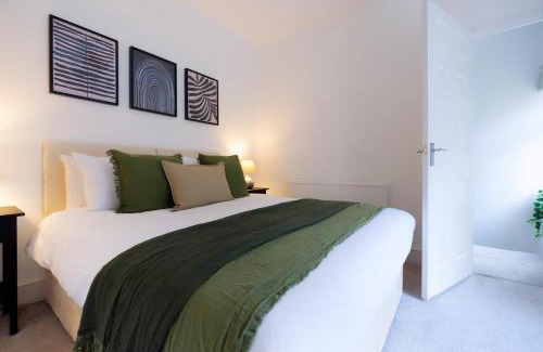 Tonypandy Apartment | 3 Bed Modern Cottage near Hiking Trails & Parks