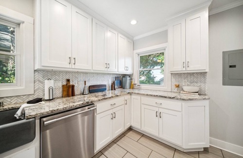 Cherry Street House | 3 bed, office, hot tub, 2 min to Cherry St