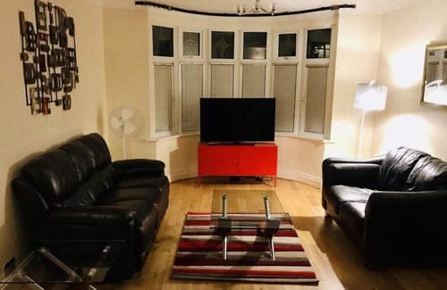Bedford Apartment | 3-Bed Semi-Detached House, Wifi, Parking, Outdoor Space