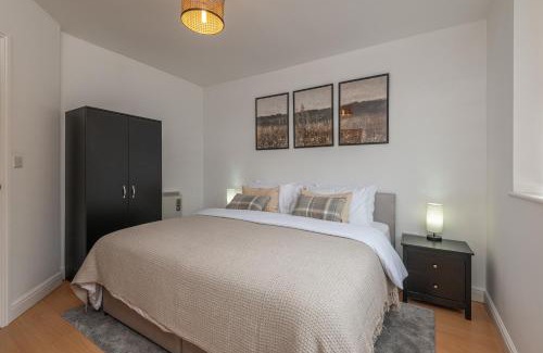 Morley Apartment | 3-Bed Serviced Apt near M62, Leeds - Ideal for Up to 6 Guests - Long Stay Options - Free Parking and Wifi