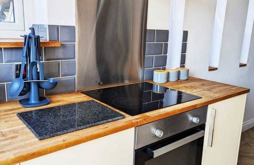 Wickham St Paul Apartment | 3-bed | Sleeps 5 | 2 Bath | Parking | Contractor