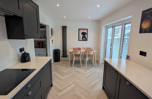 Carlisle House | 3 Bed-Sleeps 5-Garden-Parking-Pets