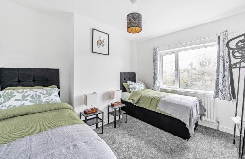 Healey Lane House | 3-Bed, Sleeps 6, Near M1/M62