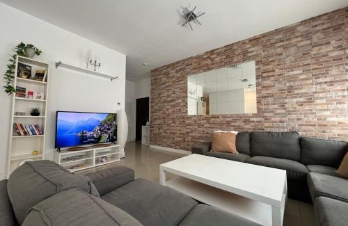 Hauptbahnhof Apartment | 3 Bedroom, 160 qm, Balcony, Center