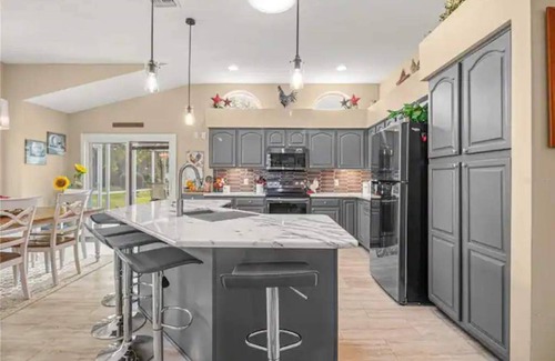 Lady Lake House | 3 Bedroom 2 Bathroom sleeps 6 and includes golf cart - close to town squares