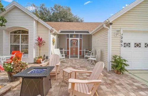 Lady Lake House | 3 Bedroom 2 Bathroom sleeps 6 and includes golf cart - close to town squares