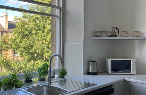Morningside Apartment | 3-bedroom, 2nd flr flat with WiFi in much loved district of enchanting Edinburgh
