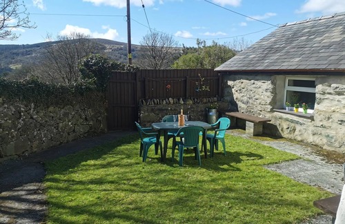 Brynrefail Cottage | 3 bedroom accommodation in Waunfawr, near Caernarfon