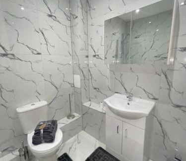Flitwick Apartment | 3 Bedroom Apartment - Flitwick - Contractor Friendly - Tourist Ready - Full Kitchen - WiFi - Smart TV - Sofa Bed - FREE Parking - Ideal for Short or Long Stays