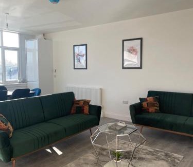 Flitwick Apartment | 3 Bedroom Apartment - Flitwick - Contractor Friendly - Tourist Ready - Full Kitchen - WiFi - Smart TV - Sofa Bed - FREE Parking - Ideal for Short or Long Stays