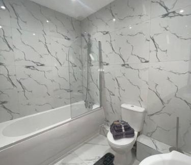 Flitwick Apartment | 3 Bedroom Apartment - Flitwick - Contractor Friendly - Tourist Ready - Full Kitchen - WiFi - Smart TV - Sofa Bed - FREE Parking - Ideal for Short or Long Stays