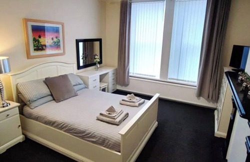 Birkenhead Apartment | 3 Bedroom Apartment - Borough Road