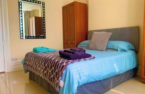 Birkenhead Apartment | 3 Bedroom Apartment - Borough Road