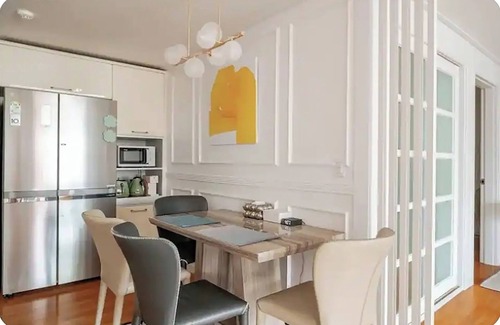 Nonhyeon-dong Apartment | 3-bedroom apartment in fabulous Seoul with AC