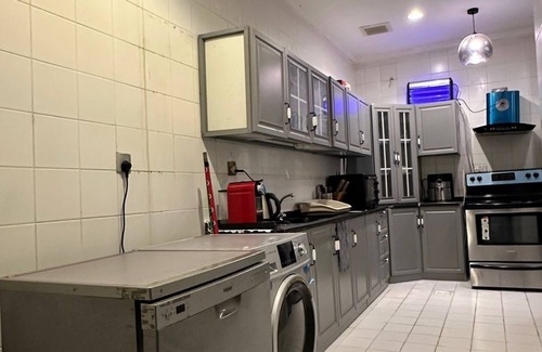 Ash Shati Apartment | 3-bedroom apartment in terrific Jeddah with WiFi, fitness room, AC