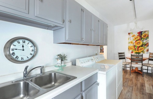 Nokomis Apartment | 3-bedroom apartment in charming Mpls-50th St lightrail, off st. parking, & WiFi