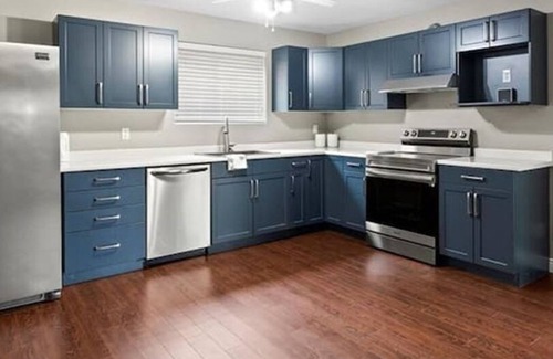 LaSalle House | 3 Bedroom basement unit with free parking and wifi
