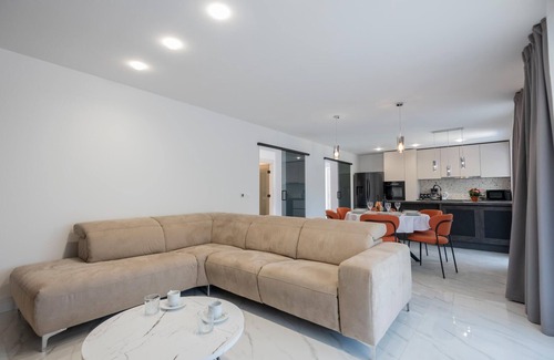 Pucisca House | 3 bedroom beach front home in Pucisca