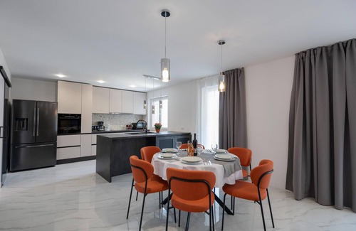 Pucisca House | 3 bedroom beach front home in Pucisca