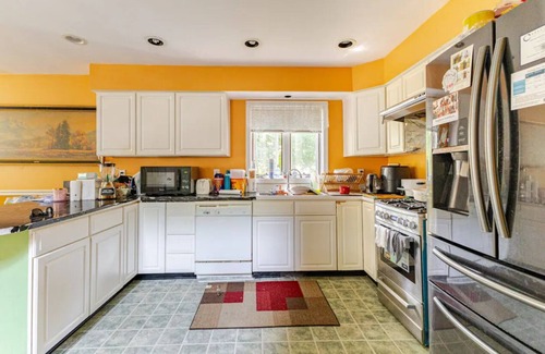 Taunton House | 3-bedroom building in charming Taunton with AC, WiFi. Enjoyable Jacuzzi Bathtub