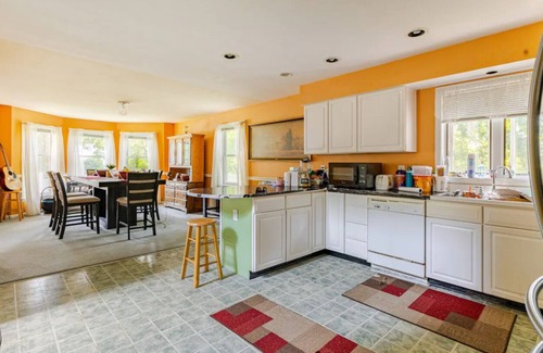 Taunton House | 3-bedroom building in charming Taunton with AC, WiFi. Enjoyable Jacuzzi Bathtub