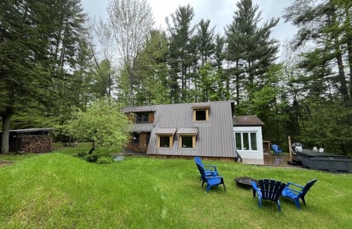 Hatley Ski Chalet | 3-bedroom chalet in beautiful Hatley with WiFi